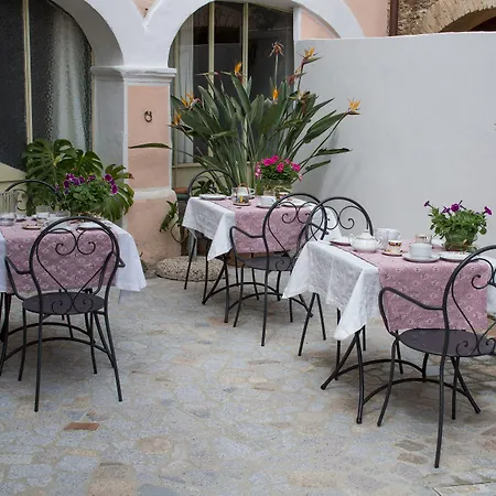 Couette-café Casa Licheri 3*